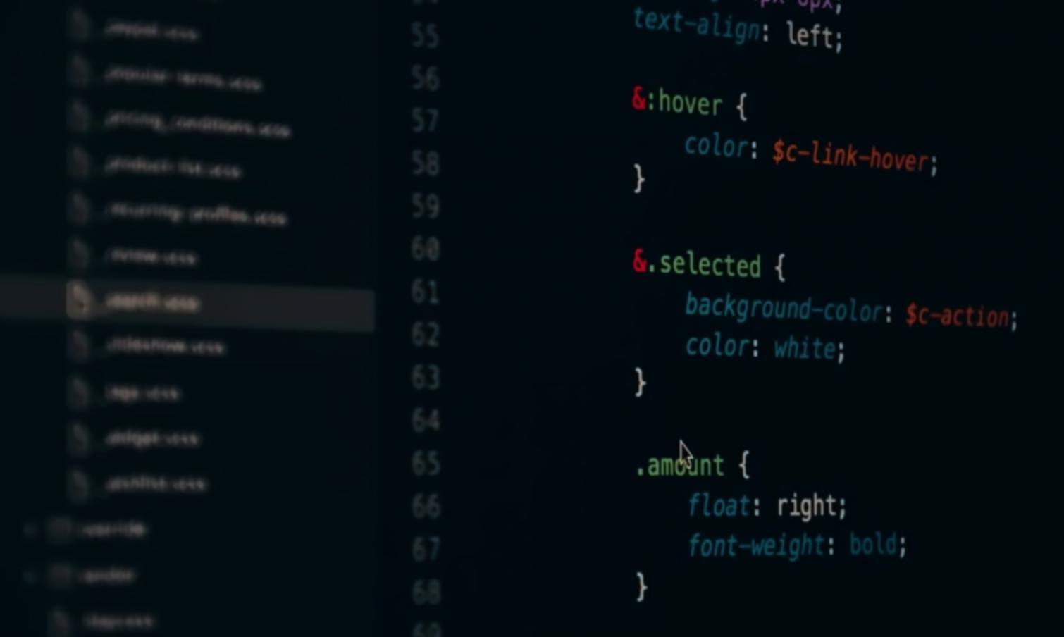 Entwicklerarbeitsplatz mit modernen Monitoren und professioneller Ausrüstung