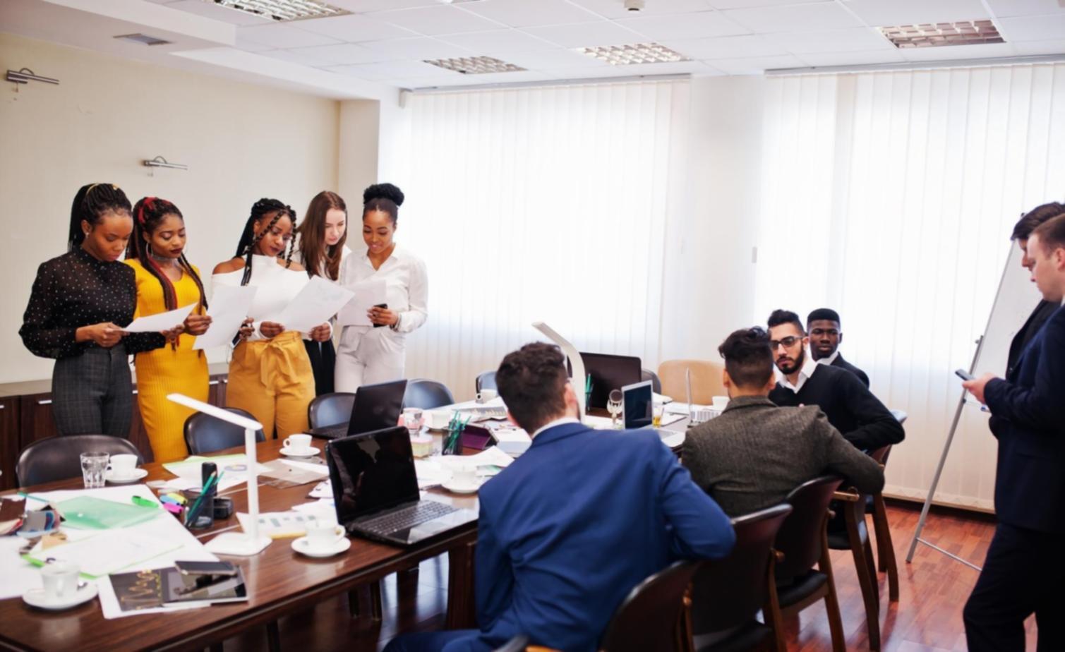 Moderne Entwicklungsumgebung mit mehreren Monitoren und professioneller Hardware-Ausstattung